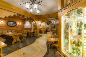 Restauracja lub miejsce do jedzenia w obiekcie Hotel Burkaty