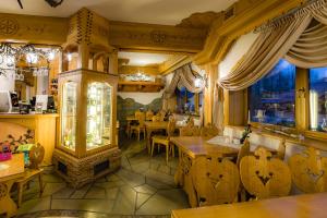 Restauracja lub miejsce do jedzenia w obiekcie Hotel Burkaty