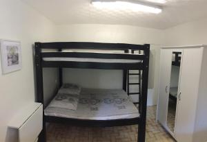 1 dormitorio con 2 literas en una habitación en Résidence EMILIA en Santa-Maria-Poggio