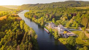 eine Luftansicht eines Herrenhauses auf einem Fluss in der Unterkunft Les Sorbiers in Heer