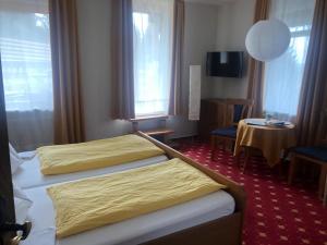 Ein Bett oder Betten in einem Zimmer der Unterkunft Hotel Carlsruh