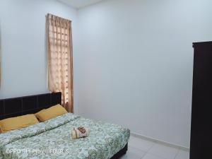 1 dormitorio con 1 cama con almohadas amarillas en DAR AS SUFI SUITE, en Dungun