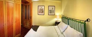 ein Schlafzimmer mit einem Bett in einem Zimmer in der Unterkunft Elegante trilocale con garage, terrazzo e vista montagne in Bardonecchia