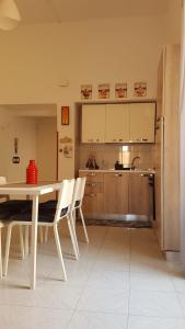 A kitchen or kitchenette at BALCONI SU TROPEA
