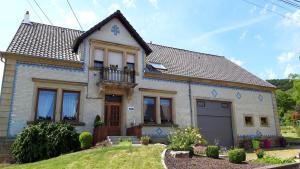 a white brick house with a garage at Chambres d hôtes du Stockgarten in Betting-lès-Saint-Avold +7 photos