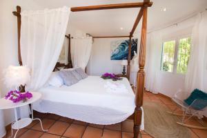 A bed or beds in a room at Villa Samar Altea Grupo Terra de Mar, alojamientos con encanto