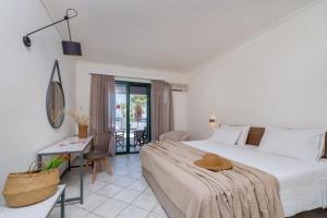 Postel nebo postele na pokoji v ubytování Phoenix Beach Hotel + 37 fotografií