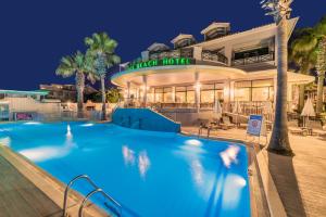 Bassein majutusasutuses Phoenix Beach Hotel või selle lähedal