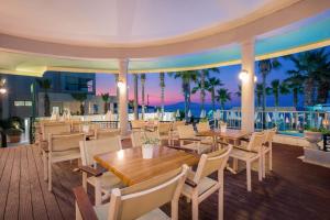 מסעדה או מקום אחר לאכול בו ב-Phoenix Beach Hotel