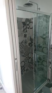 eine Dusche mit Glastür im Bad in der Unterkunft Affittacamere Rosa Dei Venti in Levanto