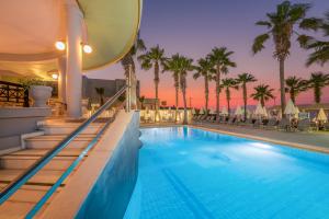 Swimming pool sa o malapit sa Phoenix Beach Hotel