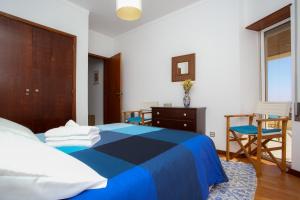 um quarto com uma cama, uma mesa e cadeiras em Buarcos Pool Apartment em Buarcos