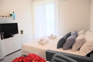 a living room with a couch and a tv at La finestra "sul Lago" in Predore