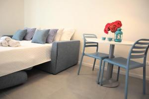 a bedroom with a bed with a table and chairs at La finestra "sul Lago" in Predore