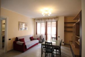 un soggiorno con divano e tavolo di Appartamenti Morfeo a Pisa