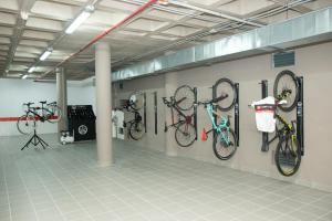 ein Zimmer mit mehreren an der Wand hängenden Fahrrädern in der Unterkunft Cortijo Chico Málaga Airport in Alhaurín de la Torre