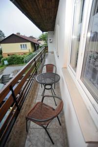 un patio con 2 sedie e un tavolo sul balcone di Apartmán Zuzka a Jeseník