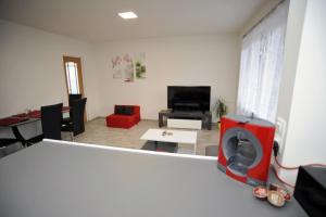 Televízia a/alebo spoločenská miestnosť v ubytovaní Apartmán Zuzka