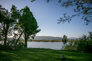 uma vista para um lago com montanhas ao fundo em Casa Agata em Ulcinj