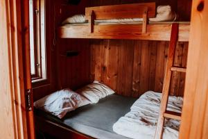 Tempat tidur susun dalam kamar di Lyngmo Hytter