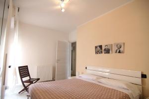1 dormitorio con 1 cama y 1 silla en Appartamenti Morfeo, en Pisa