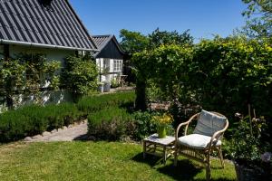 une chaise assise dans la cour d'une maison dans l'établissement Svenskebakken Bed & Breakfast, à Roskilde