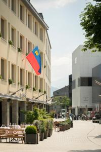 un drapeau accroché au côté d'un bâtiment dans l'établissement Residence Hotel, à Vaduz