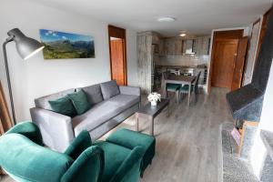 A seating area at Anayet - Plaza del Reloj en FORMIGAL - by PIRINEOS 360 Még 5 kép
