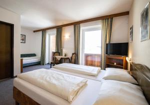 Łóżko lub łóżka w pokoju w obiekcie Pension Nina & Gasthof Alpenrose