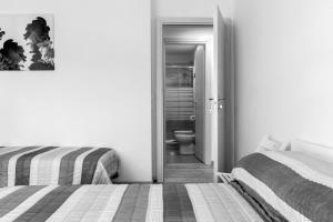 A bed or beds in a room at Suite Eleven
