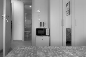 A kitchen or kitchenette at Suite Eleven
