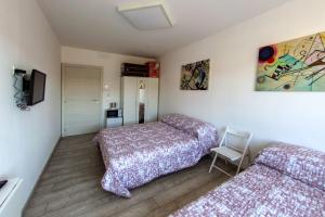 A bed or beds in a room at Suite Eleven