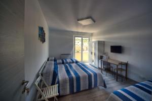 A bed or beds in a room at Suite Eleven