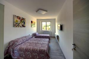 A bed or beds in a room at Suite Eleven