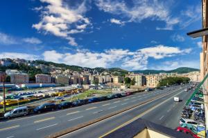 con vistas a una concurrida calle de la ciudad con coches en Suite Eleven en Génova