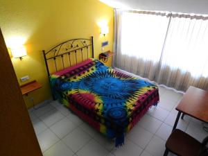 a bed room with a blue and white bedspread at Hotel Viar in Cabezón de la Sal