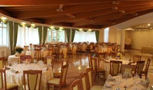 a large banquet hall with tables and chairs at Hotel Mille Pini in Ginosa Marina