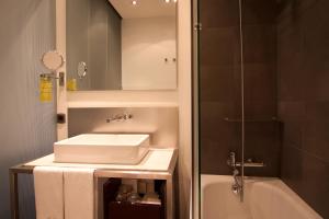 Koupelna v ubytování Sixtytwo Hotel