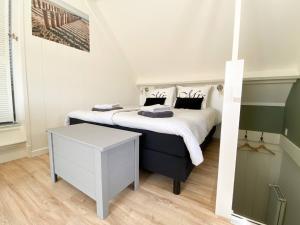 - une petite chambre avec un lit et une table dans l'établissement B&B Dichtbij Zee, à Westkapelle
