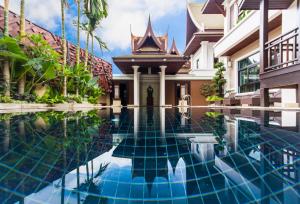 Villa con piscina frente a un edificio en Sireeampan Boutique Resort and Spa - SHA Extra Plus, en Chiang Mai