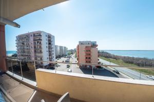 balcone con vista su una strada della città. di SUMERLAND BARI Apartment a Mamaia