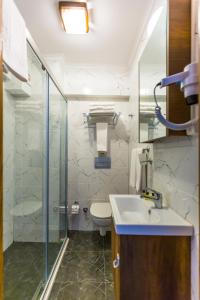 een badkamer met een toilet, een wastafel en een douche bij OLD TOWN BOUTIQUE HOTEL in Kuşadası