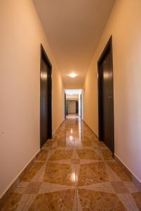 un couloir vide avec deux portes et du carrelage dans l'établissement Vila Levent Mangalia, à Mangalia