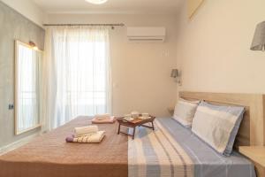 una camera da letto con un grande letto e un tavolo di The Holiday Studio ad Ágios Nikólaos