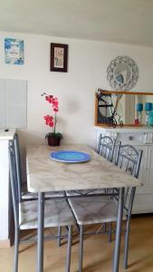 a dining room table with chairs and a blue plate on it at La Casa Sugli Archi in Ponza