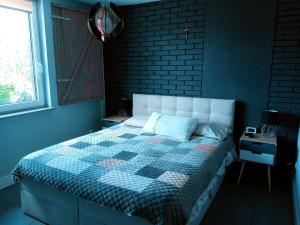 Ένα ή περισσότερα κρεβάτια σε δωμάτιο στο Dom z ogrodem