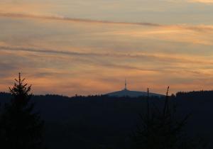 Blick auf einen Hügel mit einem Kreuz oben in der Unterkunft Apartmány NIVA in Široká Niva