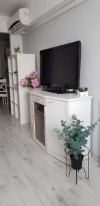 Televízia a/alebo spoločenská miestnosť v ubytovaní Warszawa Centrum Apartament Daniella