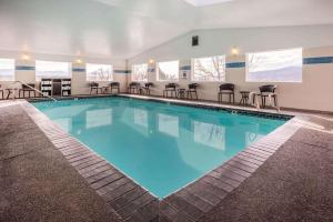 una grande piscina con sedie e tavoli di La Quinta by Wyndham Grants Pass a Grants Pass