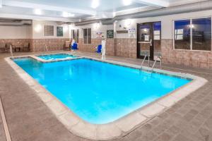 - une grande piscine d'eau bleue dans une chambre d'hôtel dans l'établissement La Quinta by Wyndham Rifle, à Rifle